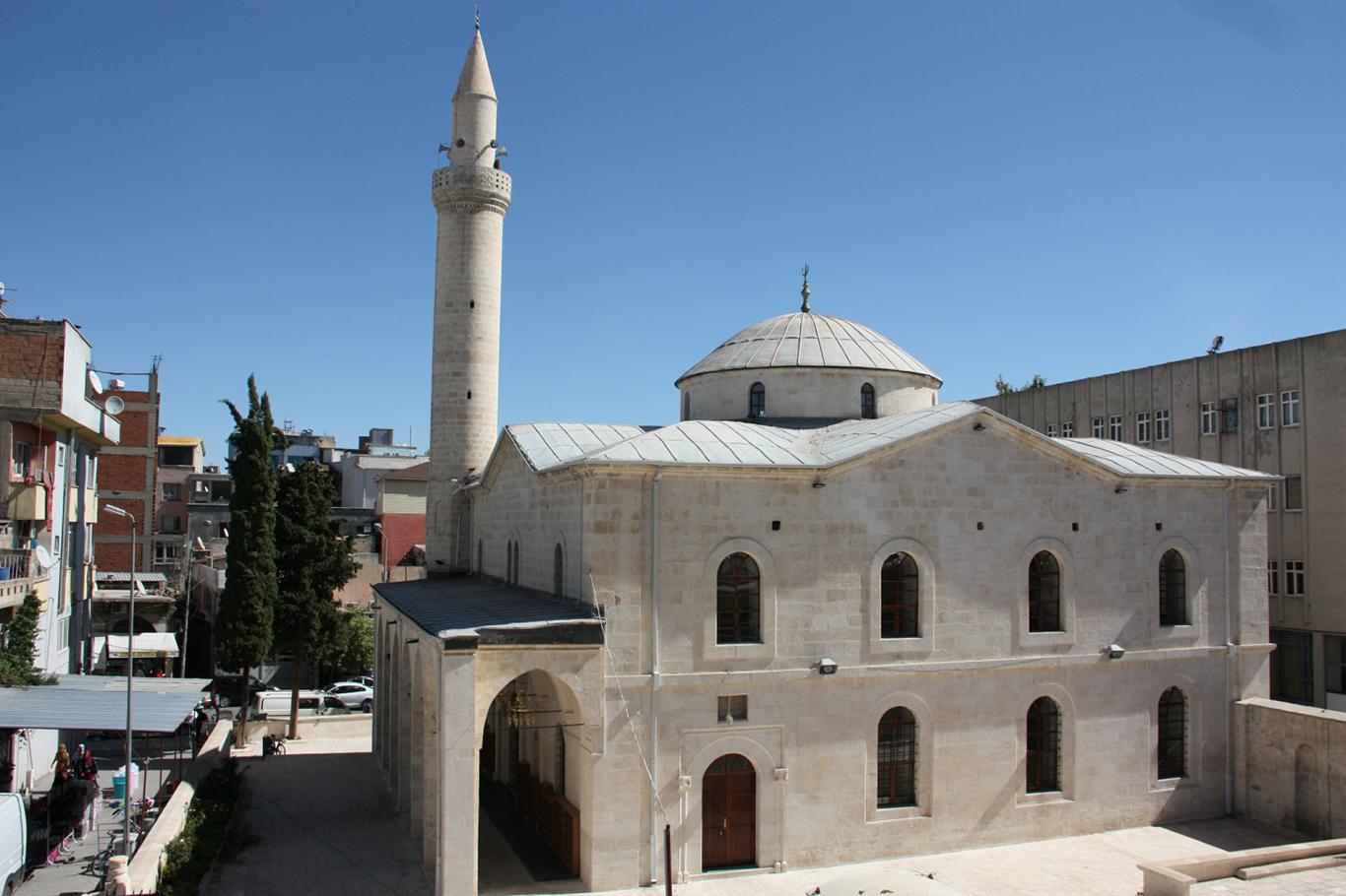 Cuma namazı cami avlusu ve belirlenen alanlarda kılınacak